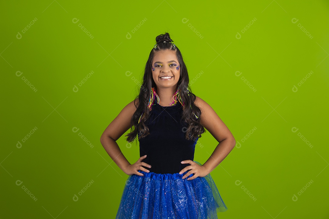 Linda mulher jovem usando fantasia de carnaval sobre fundo isolado