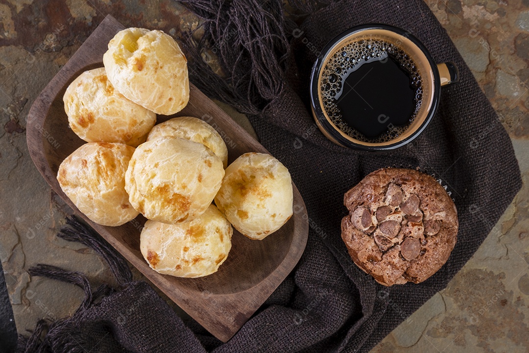 Deliciosos pães de queijo, muffins de chocolate e uma caneca de café