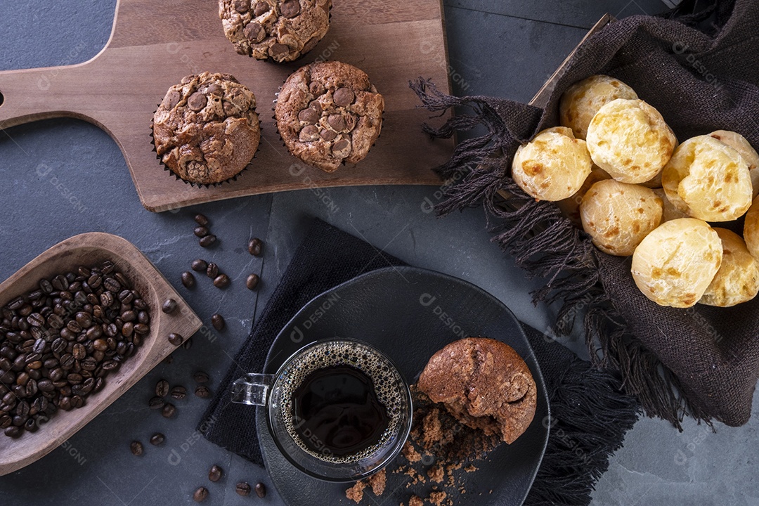 Deliciosos pães de queijo, muffins de chocolate e uma caneca de café