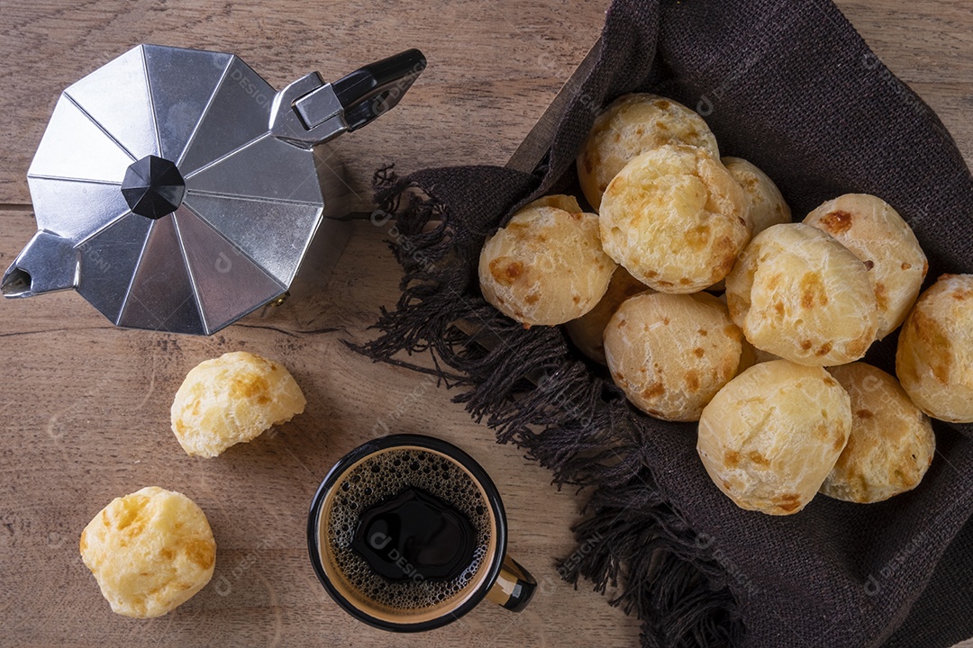 Deliciosos pães de queijo e uma xícara de café - vista superior