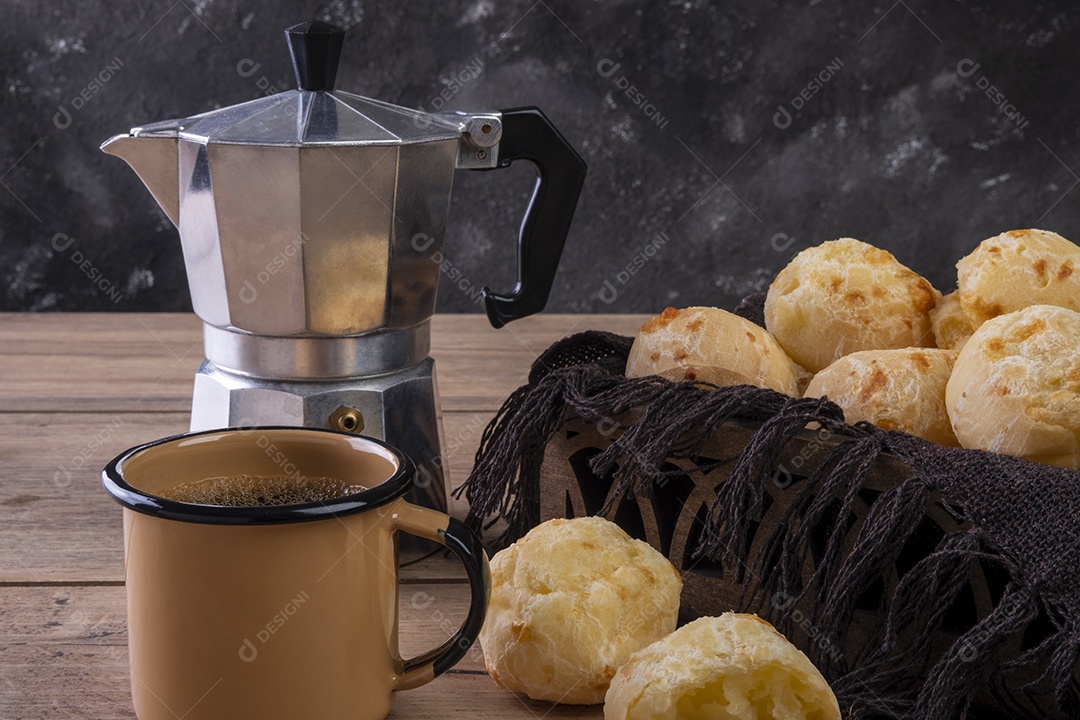 Mesa com deliciosos pães de queijo, uma caneca de café e uma tradição