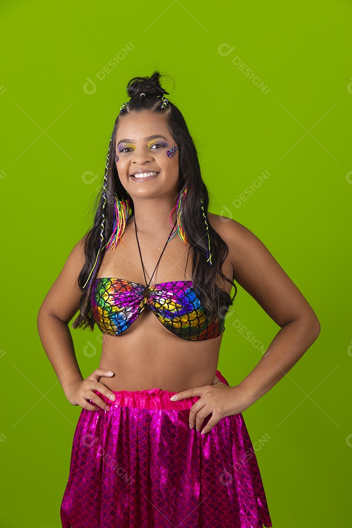 Linda mulher jovem usando fantasia de carnaval sobre fundo isolado