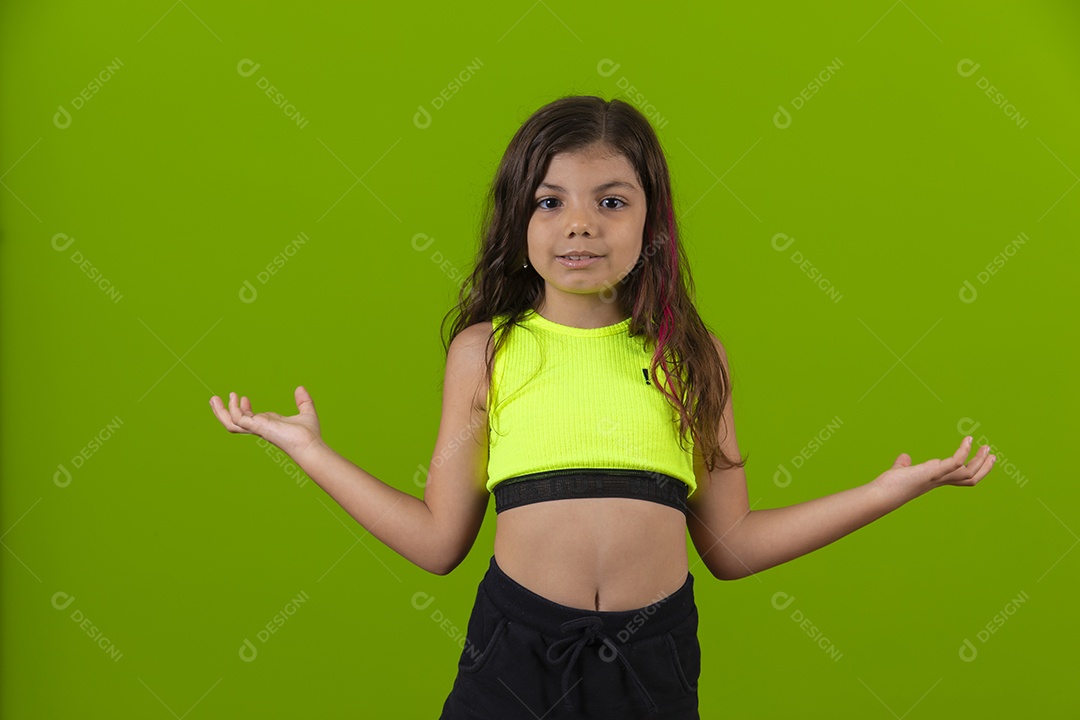 Linda menina garotinha sobre fundo isolado