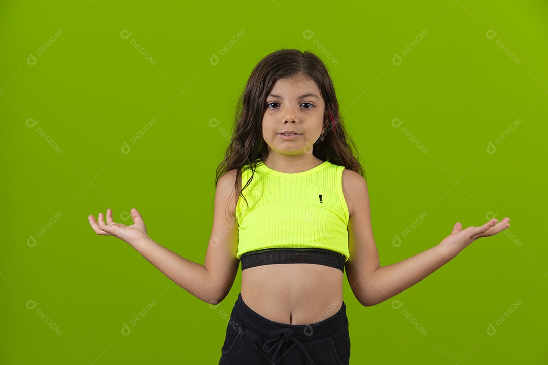 Linda menina garotinha sobre fundo isolado