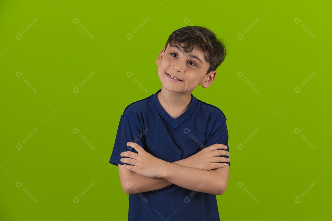 Menino garoto criança sobre fundo isolado verde