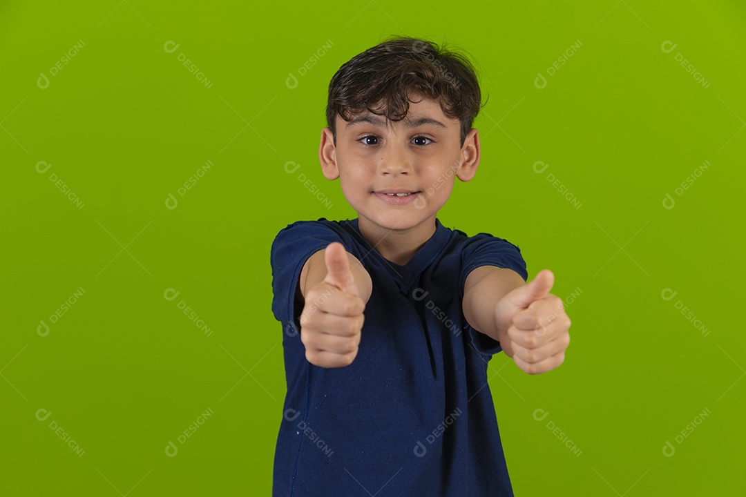 Menino garoto criança sobre fundo isolado verde