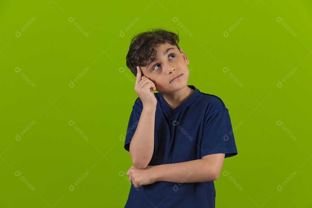 Menino garoto criança sobre fundo isolado verde