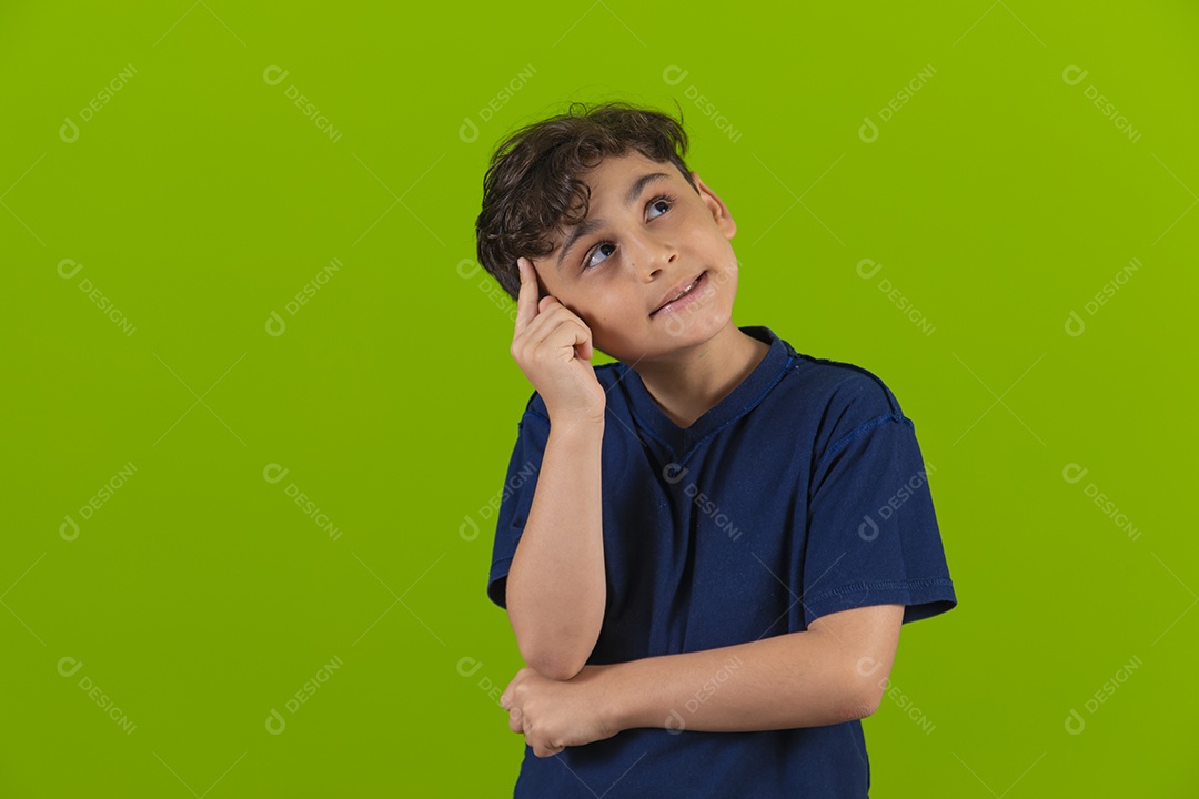 Menino garoto criança sobre fundo isolado verde