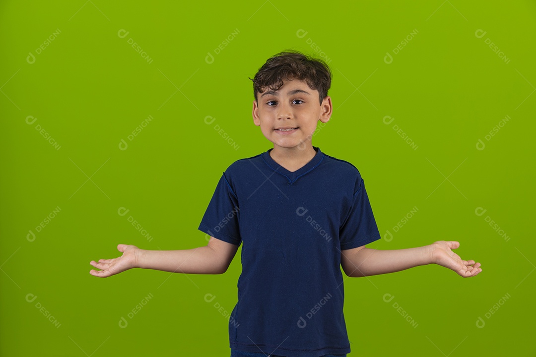 Menino garoto criança sobre fundo isolado verde