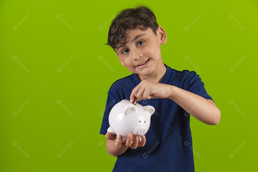 Menino garoto criança sobre fundo isolado verde