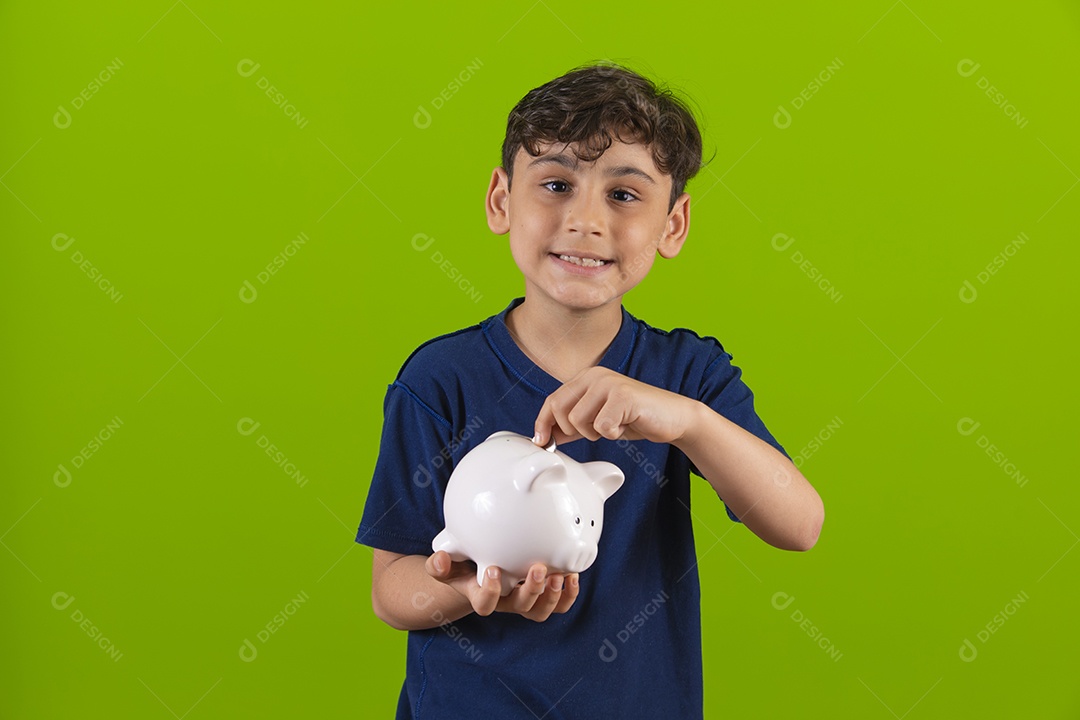 Menino garoto criança sobre fundo isolado verde