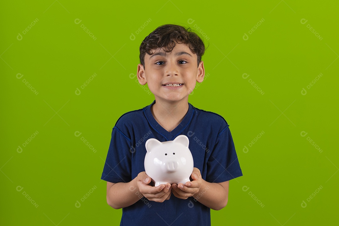 Menino garoto criança sobre fundo isolado verde