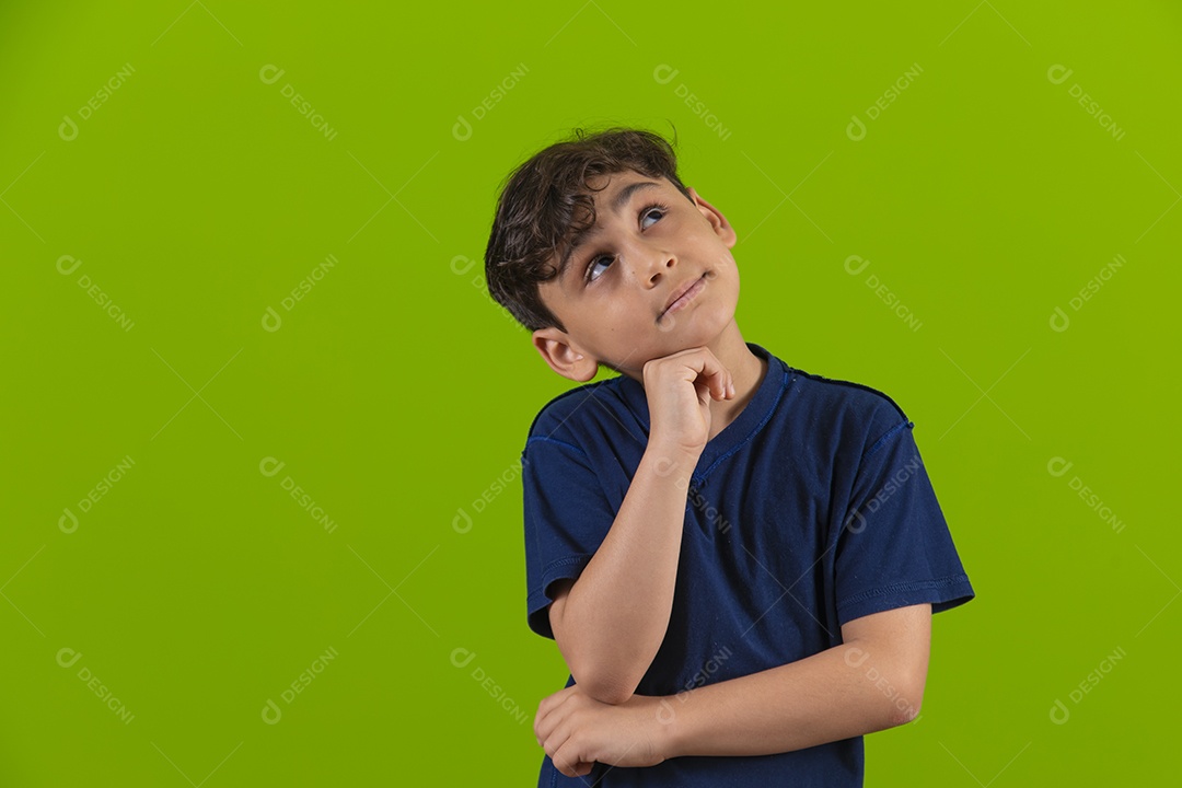 Menino garoto criança sobre fundo isolado verde