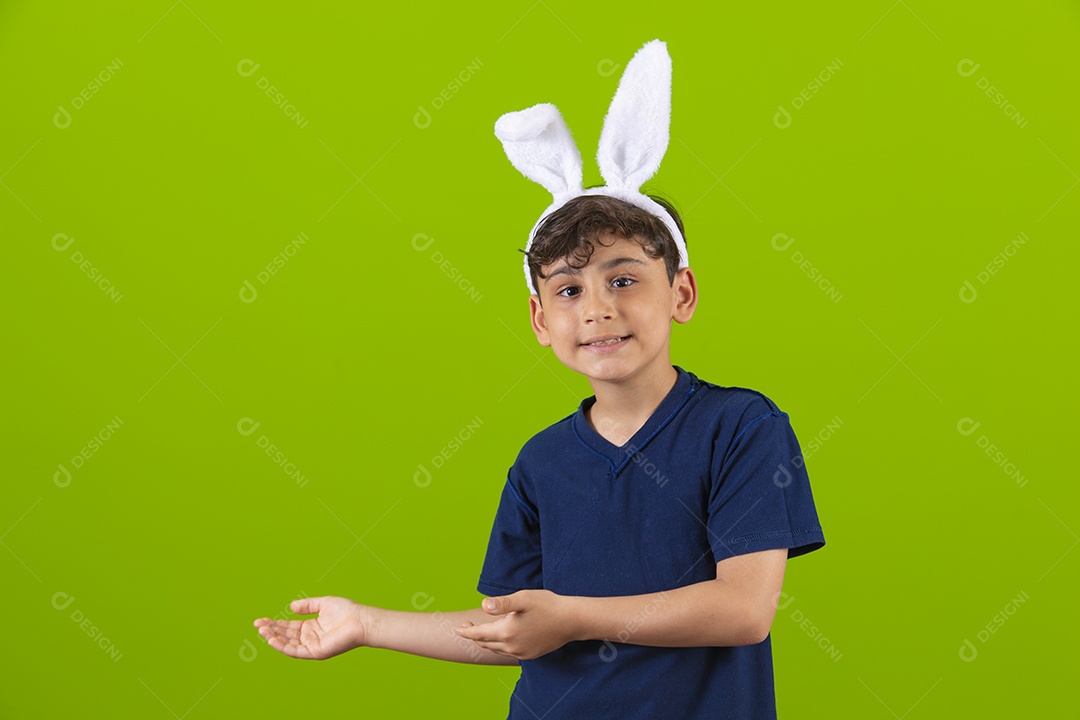 Linda criança garotinho usando fantasia de coelho Conceito Feliz Páscoa