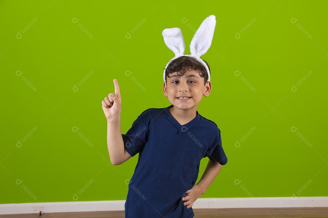 Linda criança garotinho usando fantasia de coelho Conceito Feliz Páscoa