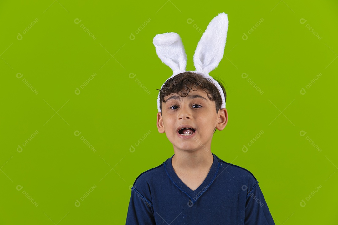 Linda criança garotinho usando fantasia de coelho Conceito Feliz Páscoa