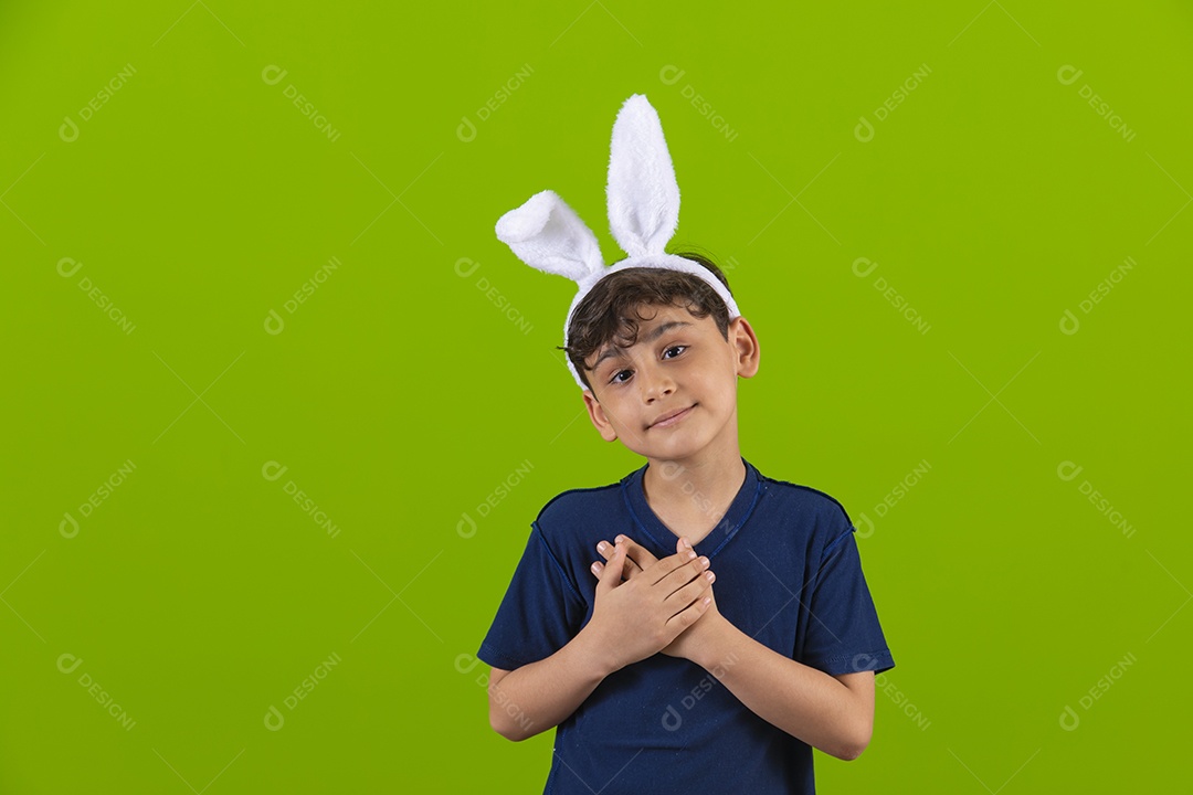 Linda criança garotinho usando fantasia de coelho Conceito Feliz Páscoa