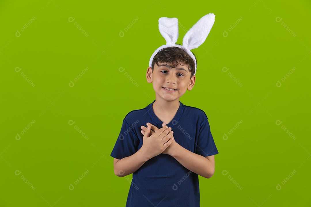 Linda criança garotinho usando fantasia de coelho Conceito Feliz Páscoa
