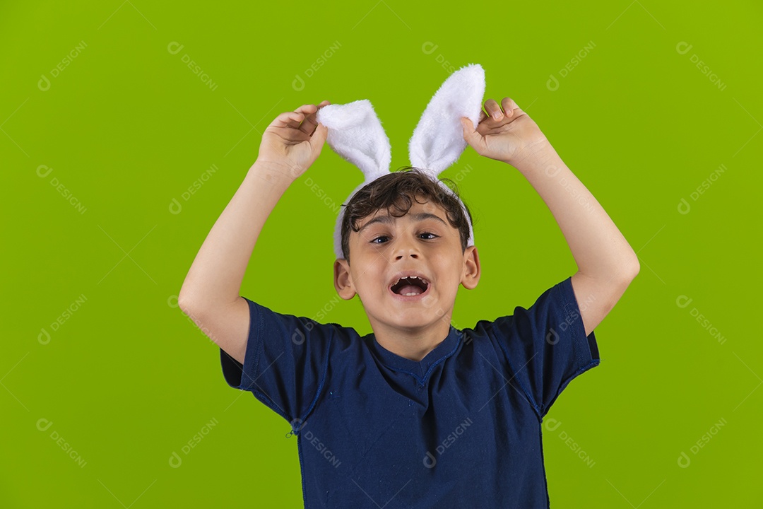 Linda criança garotinho usando fantasia de coelho Conceito Feliz Páscoa