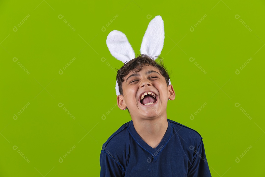 Linda criança garotinho usando fantasia de coelho Conceito Feliz Páscoa