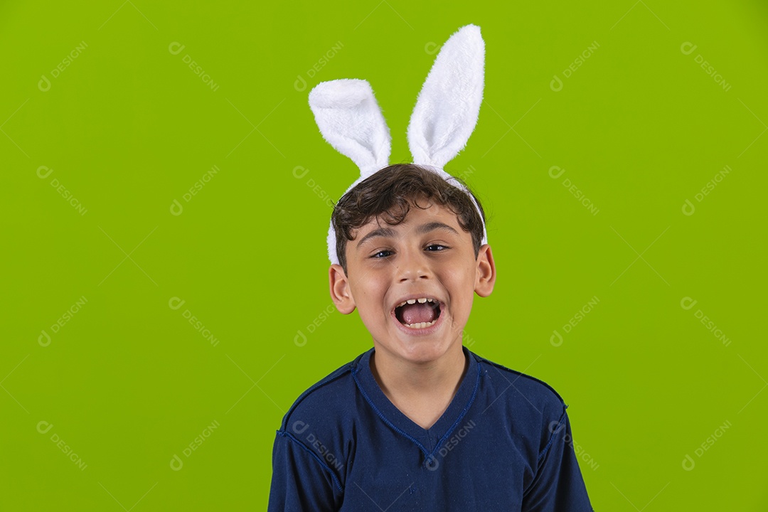 Linda criança garotinho usando fantasia de coelho Conceito Feliz Páscoa