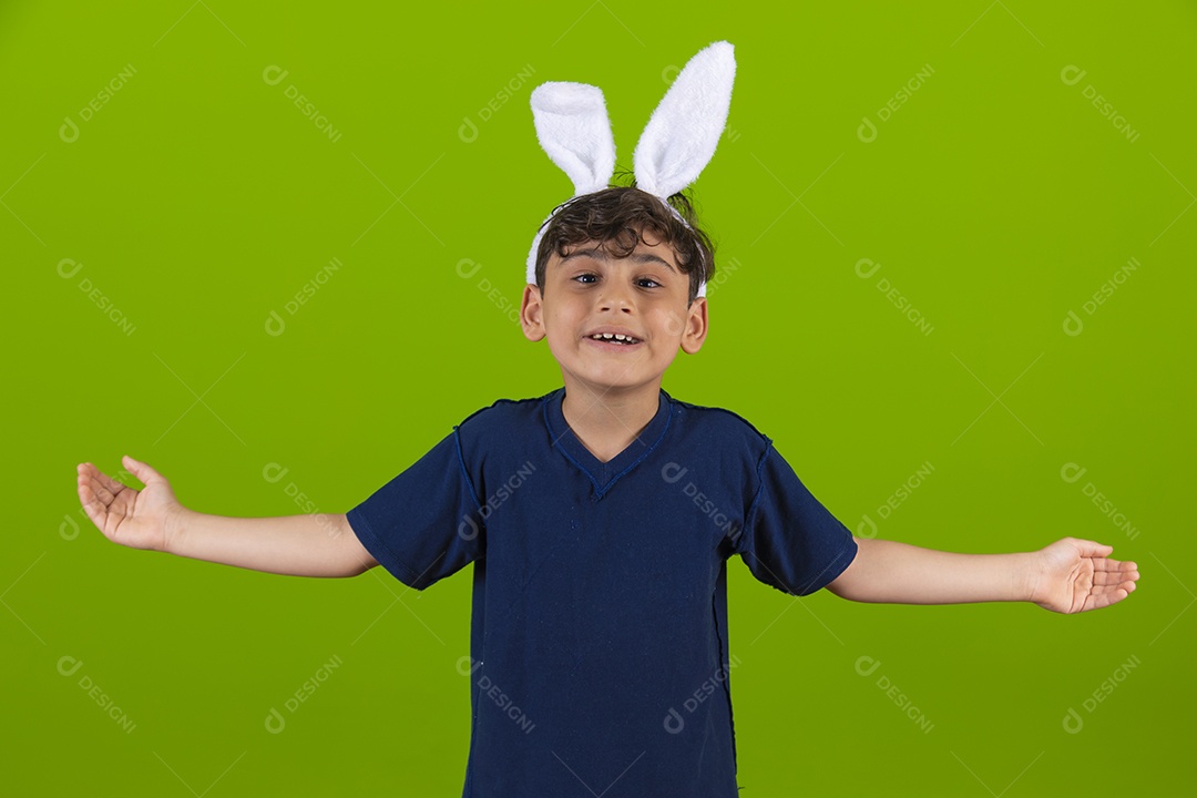 Linda criança garotinho usando fantasia de coelho Conceito Feliz Páscoa