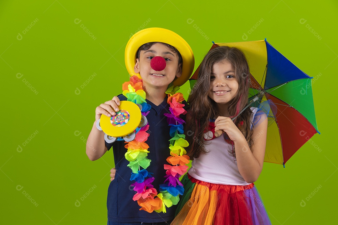 Menino e menina jovem usando fantasias de carnaval sobre fundo isolado