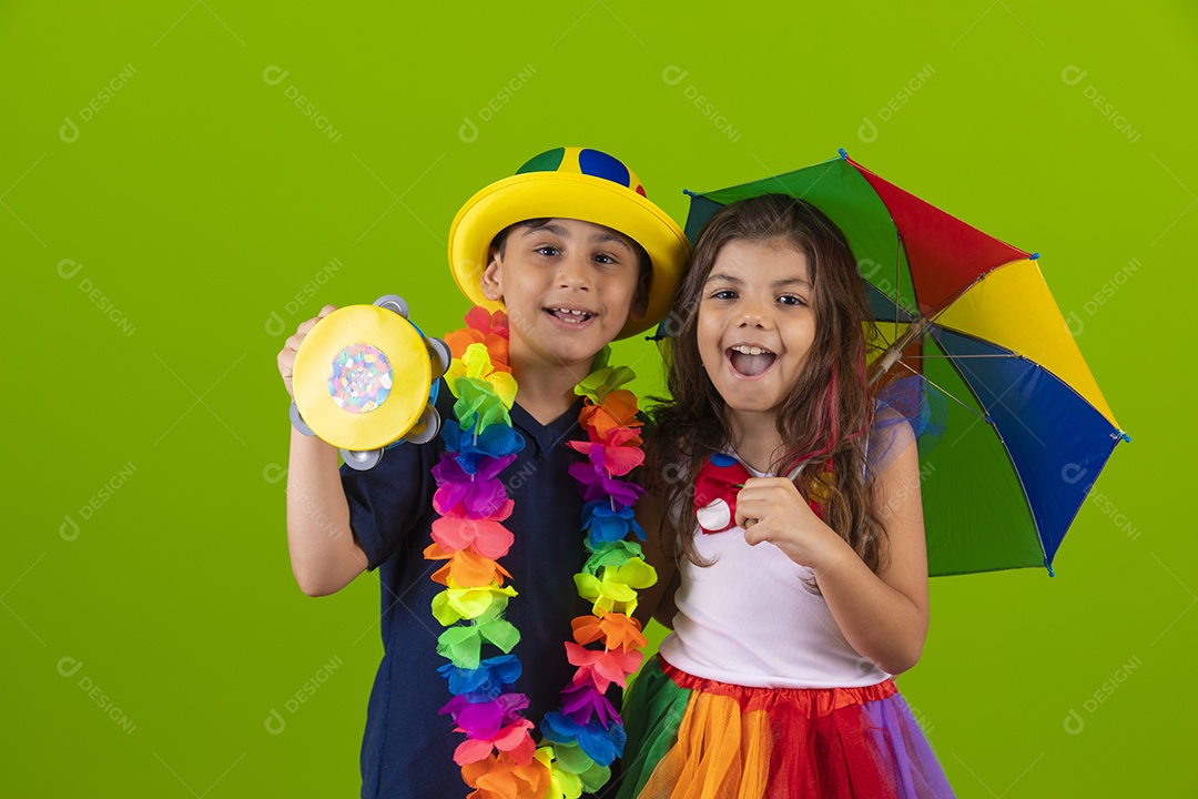 Menino e menina jovem usando fantasias de carnaval sobre fundo isolado