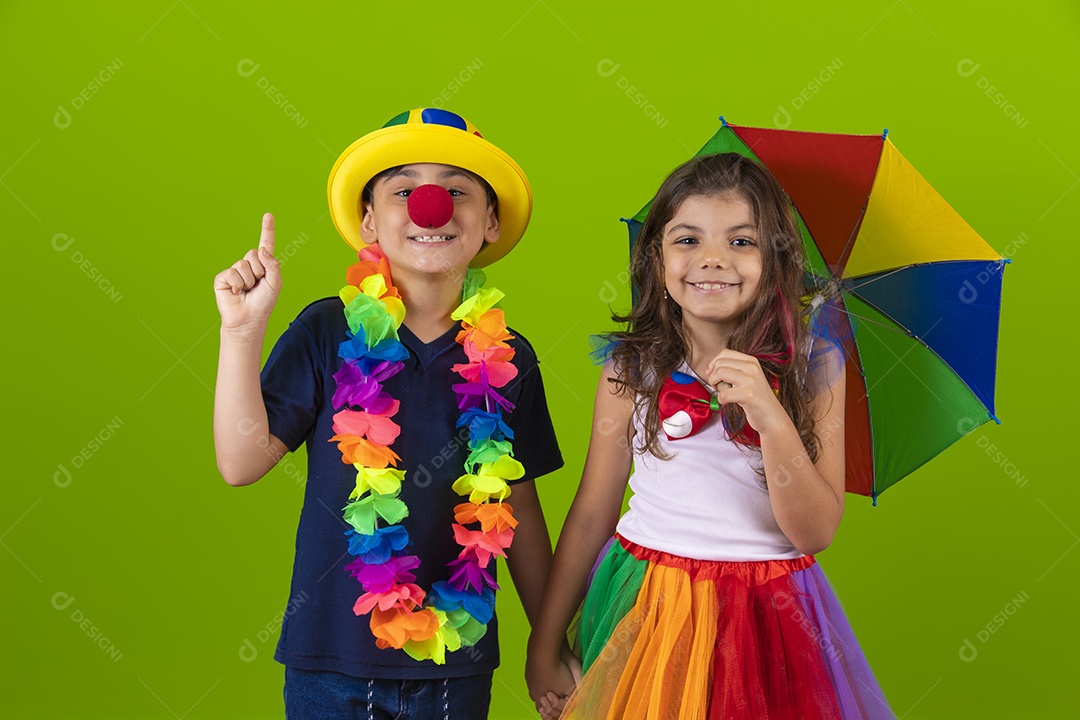 Menino e menina jovem usando fantasias de carnaval sobre fundo isolado