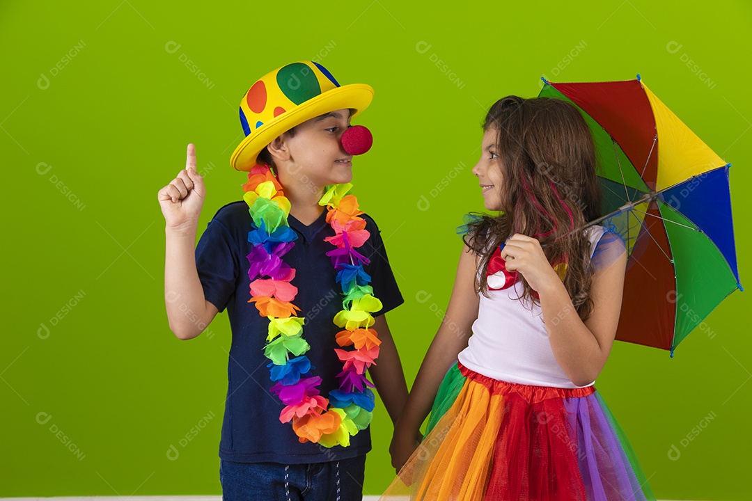 Menino e menina jovem usando fantasias de carnaval sobre fundo isolado