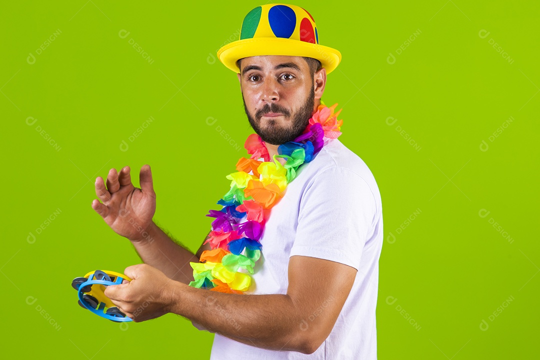 Homem jovem usando fantasia de carnaval sobre fundo isolado