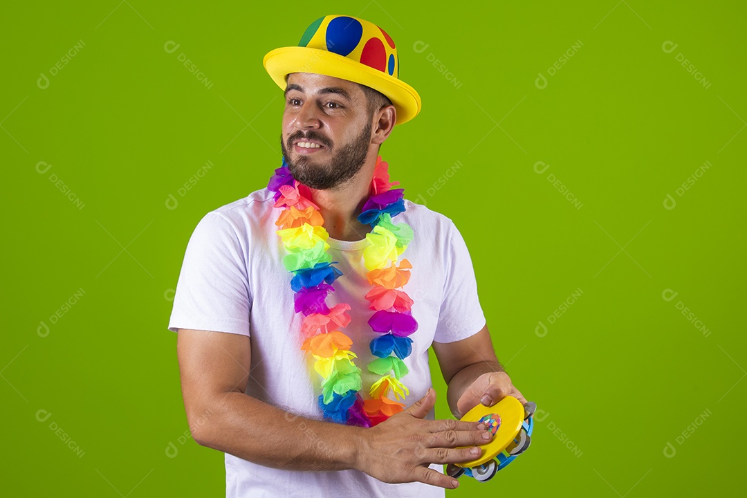 Homem jovem usando fantasia de carnaval sobre fundo isolado