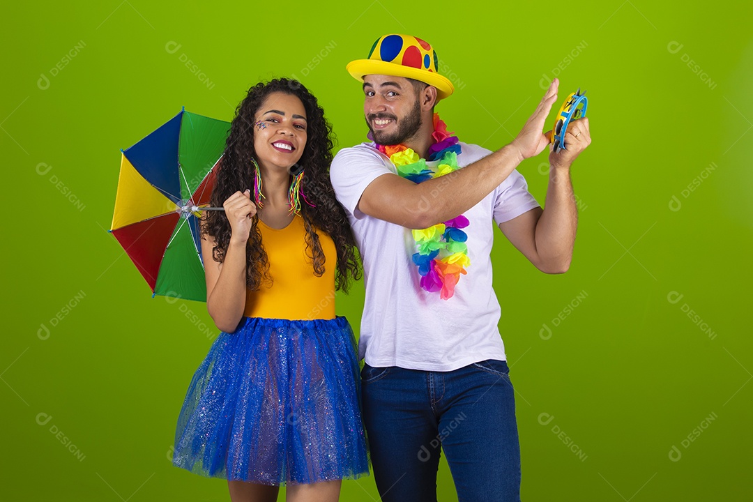 Casal de jovens homem e mulher usando fantasia de carnaval