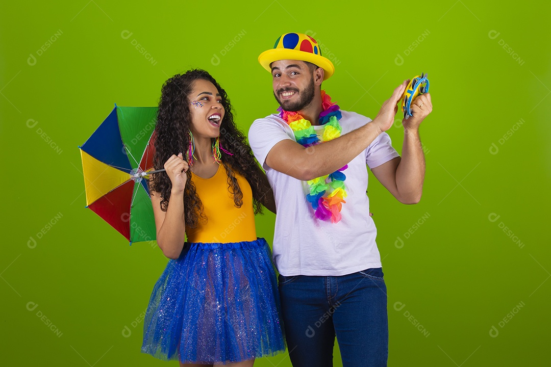 Casal de jovens homem e mulher usando fantasia de carnaval
