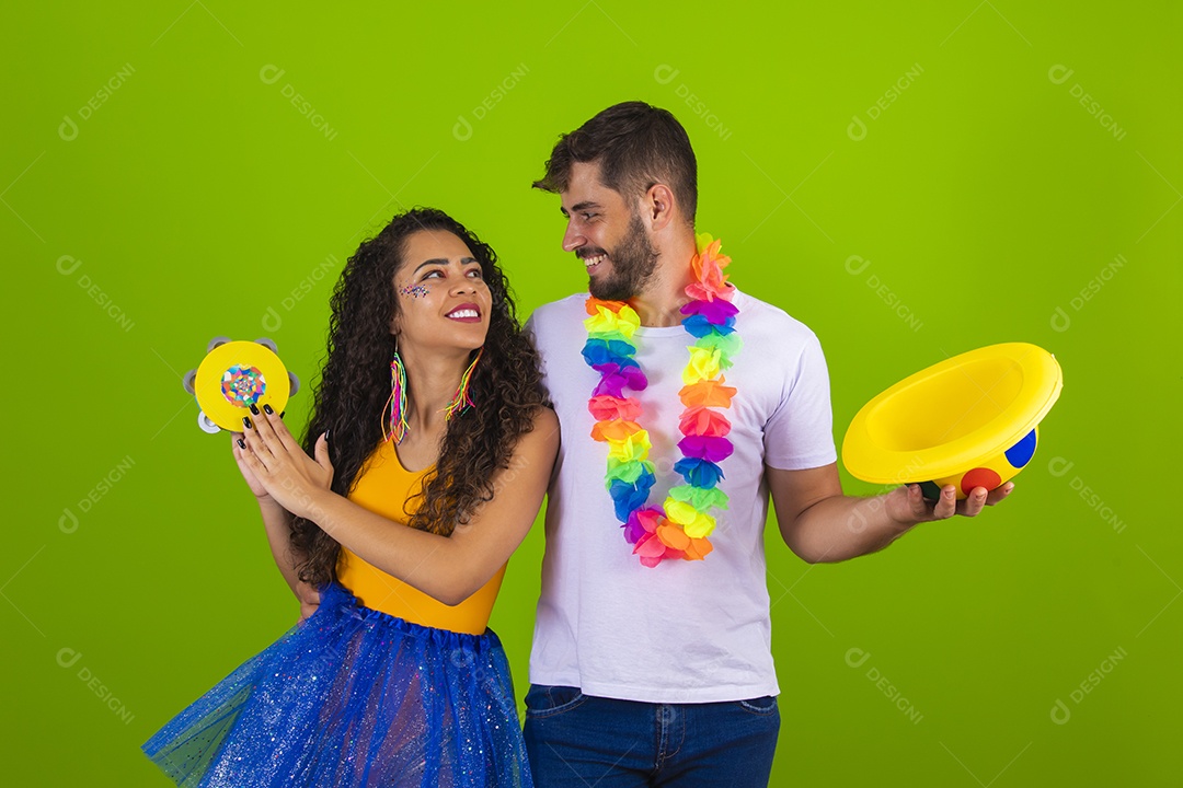 Casal de jovens homem e mulher usando fantasia de carnaval