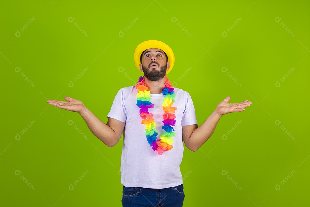 Homem jovem usando fantasia de carnaval sobre fundo isolado