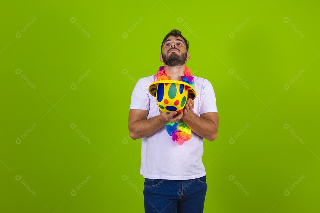 Homem jovem usando fantasia de carnaval sobre fundo isolado