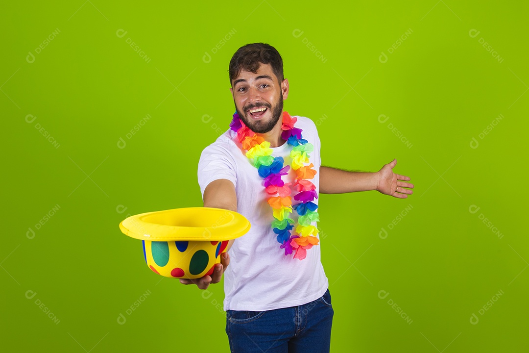 Homem jovem usando fantasia de carnaval sobre fundo isolado