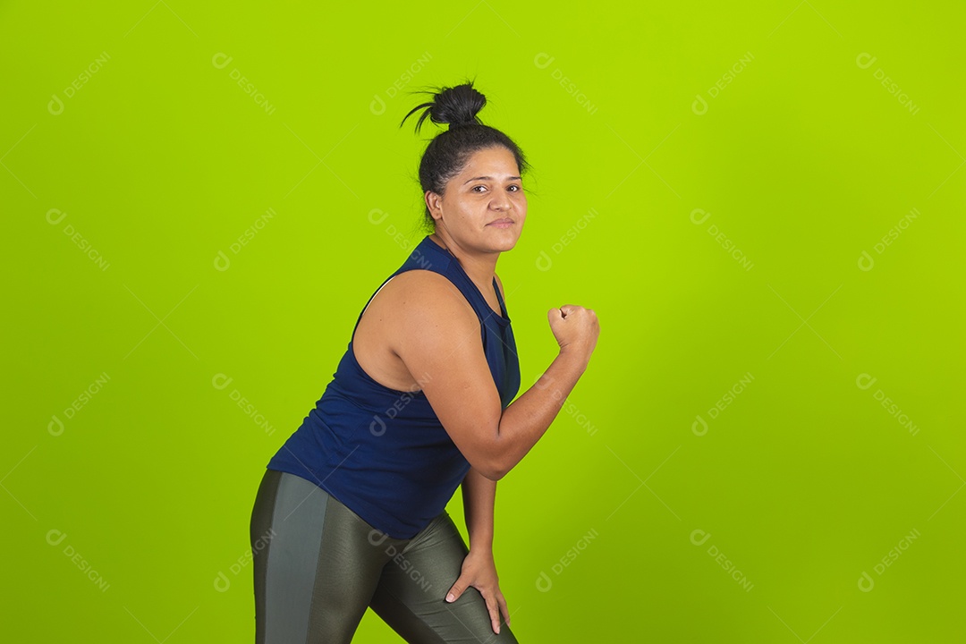 Mulher jovem garota usando roupas para praticar exercícios físico