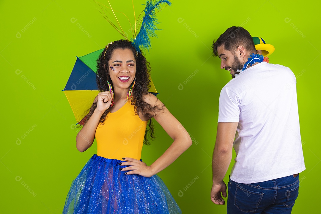 Casal de jovens homem e mulher usando fantasia de carnaval