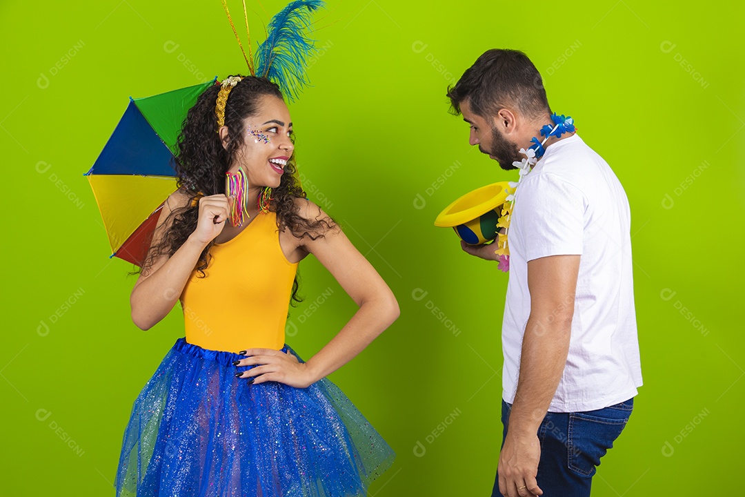 Casal de jovens homem e mulher usando fantasia de carnaval