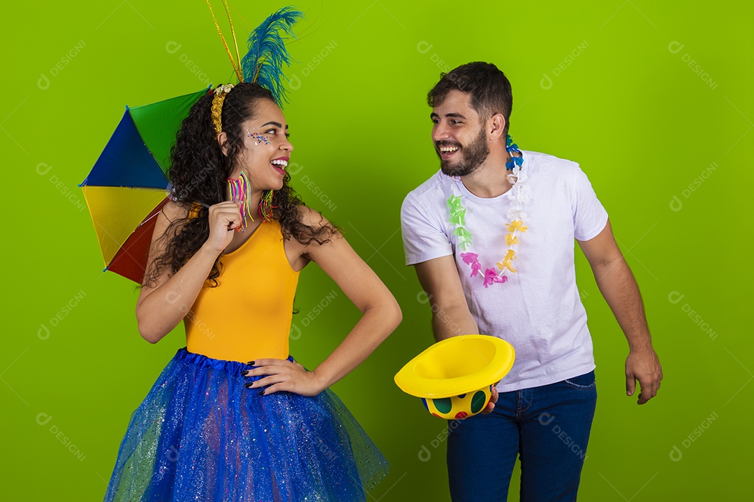 Casal de jovens homem e mulher usando fantasia de carnaval