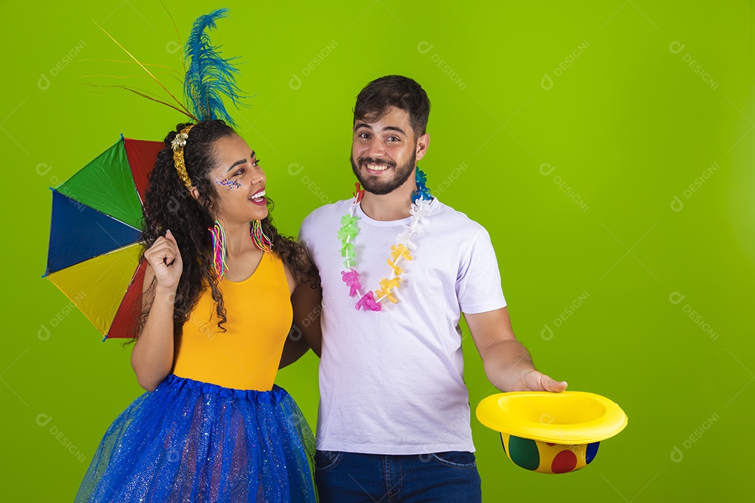 Casal de jovens homem e mulher usando fantasia de carnaval