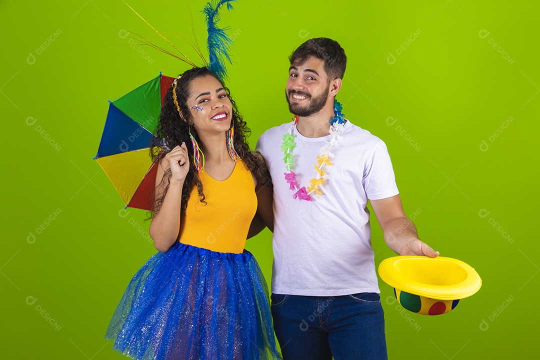 Casal de jovens homem e mulher usando fantasia de carnaval