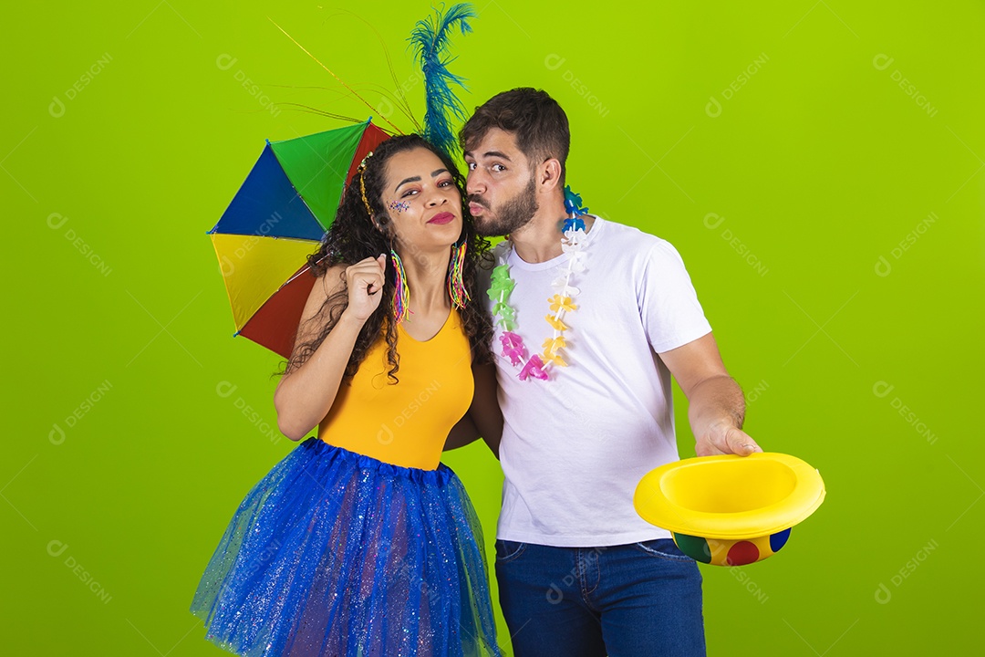 Casal de jovens homem e mulher usando fantasia de carnaval