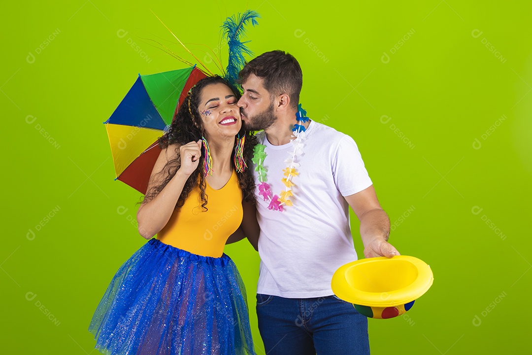 Casal de jovens homem e mulher usando fantasia de carnaval