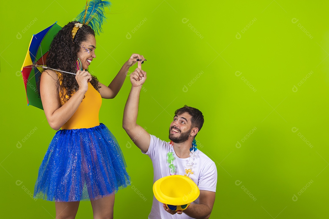 Casal de jovens homem e mulher usando fantasia de carnaval