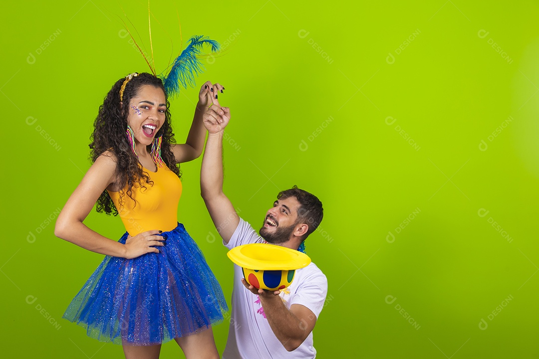 Casal de jovens homem e mulher usando fantasia de carnaval