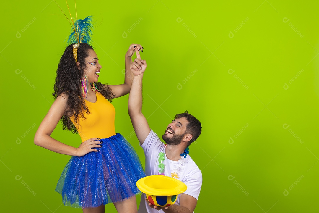 Casal de jovens homem e mulher usando fantasia de carnaval