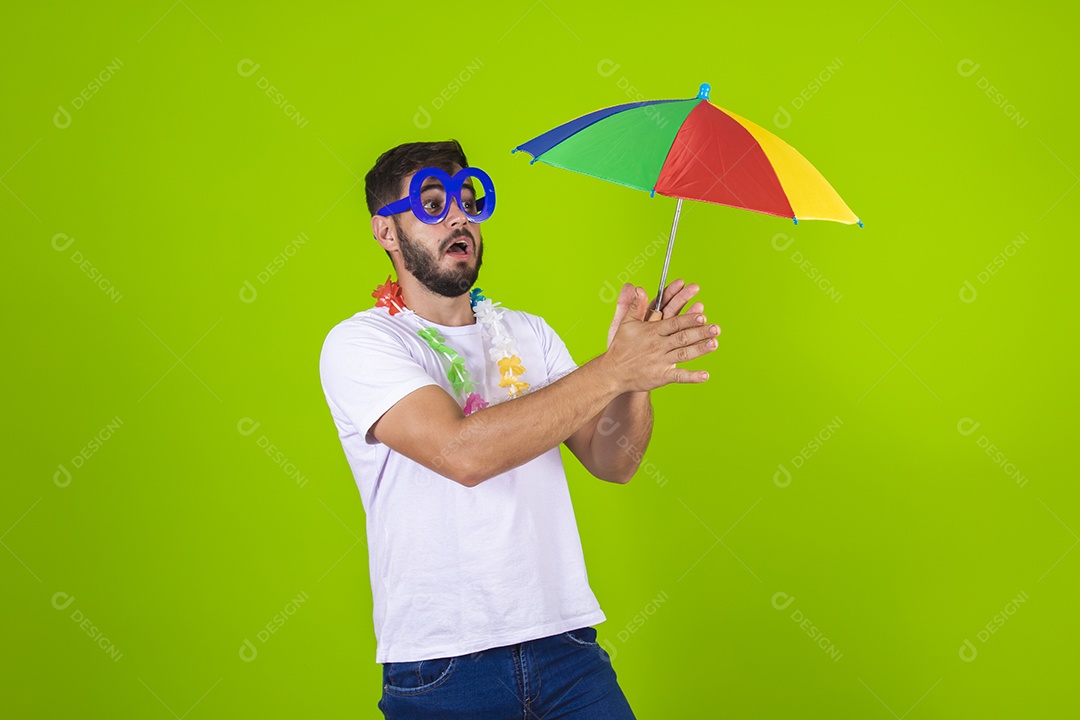 Homem jovem usando fantasia de carnaval sobre fundo isolado